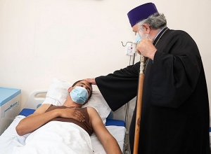 Католикос посетил военный госпиталь МО