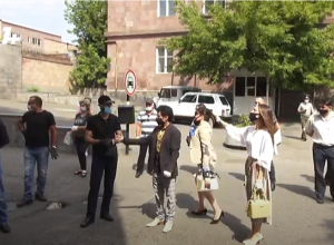 Акция протеста у здания посольства России в РА: ПРЯМОЙ ЭФИР