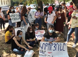 Акция протеста абитуриентов напротив НОКС: ПРЯМОЙ ЭФИР