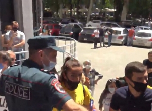 Прямой эфир: Абитуриенты, проводящие акцию протеста, находятся у здания полиции