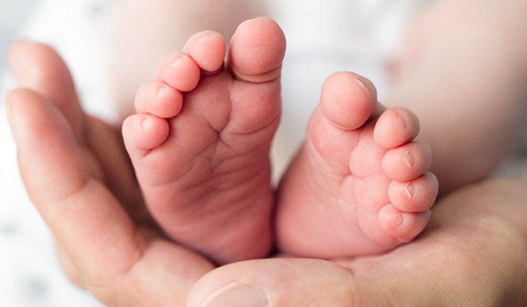 newborn-baby-feet-1350x450