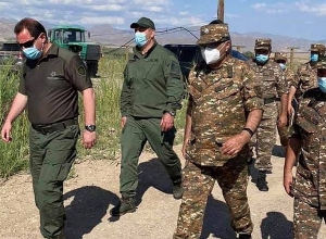 Davit Tonoyan visits western border of Armenia, where new military base is set up