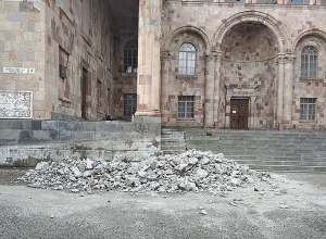 Թեքահարթակը քանդեցին, թե  խաթարում  է շենքի պատմաճարտարապետական կերպարը