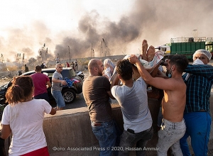 Мощный взрыв произошел на складе пиротехники в порту Бейрута