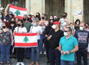 Зажжение свечей на площади в память жертв взрыва в Бейруте