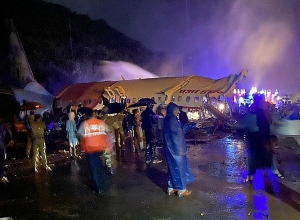 «Air India»-ի ինքնաթիռը դուրս է եկել թռիչքուղուց եւ  երկու կեսի  բաժանվել