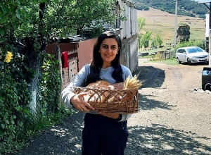 Աղջիկն այսօր ուտելիք  է տարել բնությանը