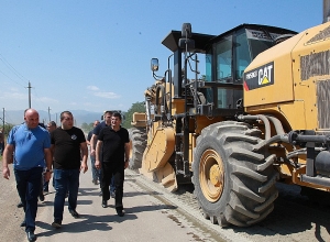 Президент ознакомился с ходом работ по ремонту автомагистрали Степанакерт - Аскеран
