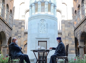 Президент Саркисян поздравил католикоса Гарегина II