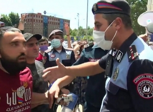 Ակցիայի մասնակիցները ոստիկաններին հորոդորում են տուգանել իրենց