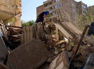 Из-под завалов рухнувшего от взрыва здания спасатели извлекли труп мужчины
