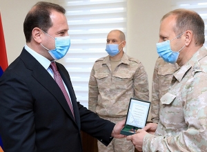 Давид Тоноян наградил российских военнослужащих