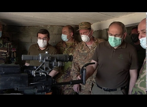 Վարչապետ Փաշինյանն Արայիկ Հարությունյանի հետ այցելել է սահմանապահ դիրքեր