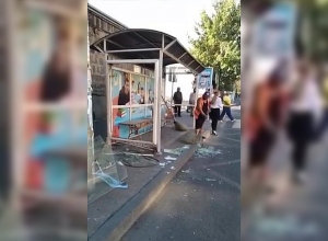 Кулаком и ногой бил по стеклам на остановках и разбил их: мужчина обнаружен