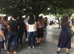 Мой муж, получается, содержит два дома: акция напротив правительства