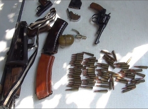 В принадлежащем братьям доме и во дворе было обнаружено большое количество наркотиков, оружия и боеприпасов