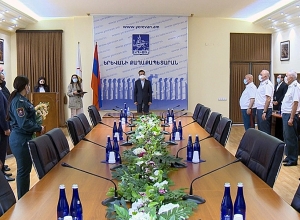 «Рядом с нами настоящие герои»: мэр наградил сотрудников МЧС