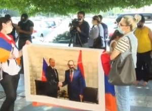 «Мы – простые граждане РА, которые  хотят свободного передвижения»: акция протеста напротив правительства