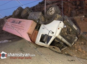 Երևան-Մեղրի ճանապարհին ցեմենտի հումքով բարձված КамАЗ-ը բախվել է քարերին և գլխիվայր շրջվել. կա վիրավոր․ shamshyan.com