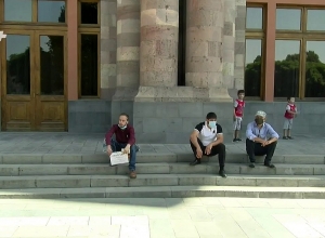 Բողոքի ակցիա կառավարության դիմաց. ՈՒՂԻՂ