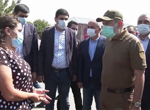 Ադրբեջանում գերի ընկած Նարեկի կինը կտրեց վարչապետի ճանապարհը. Aravot.am