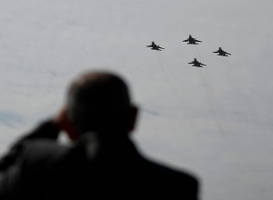 Праздничный полет ВВС в небе Еревана