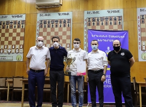 Շախմատային տոն. Մխիթար Հայրապետյանը և Հայկ Մարությանը՝ Երևանի գավաթի խաղարկությանը