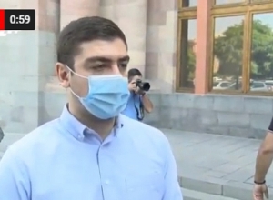 «Проявить политическую волю и разрешить этот кризис»: Акция Нет кредитному грабежу напротив правительства