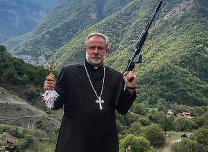 Զենքով ու խաչով հայ քահանայի լուսանկարը հայտնվել է թուրքական մամուլում. ermenihaber