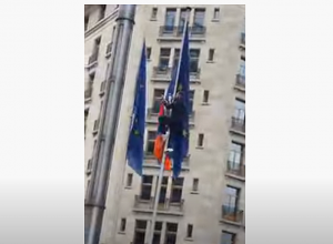 Երիտասարդը Եվրախորհրդի շենքի դիմաց  հայկական եռագույնը բարձրացրել է Եվրամիության  դրոշի կողքին