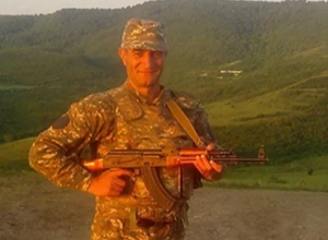 Արցախում կարեւոր բարձունքը հետ վերցնելու ժամանակ բեկորային վնասվածքներ է ստացել լրագրող Վարդան Օնանյանը