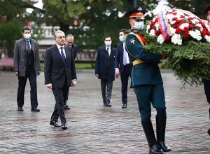 Minister Zohrab Mnatsakanyan visited and laid a wreath at the Tomb of the Unknown Soldier