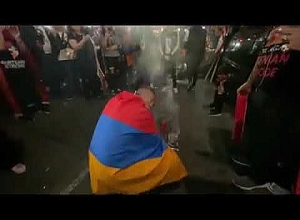 Армяне воскуряют ладан напротив консульства Турции в Лос-Анджелесе