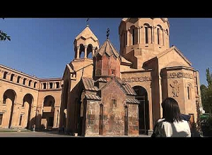 В церкви Святой Богородицы также каждый день в 12 часов на протяжении 10 минут  звонят колокола