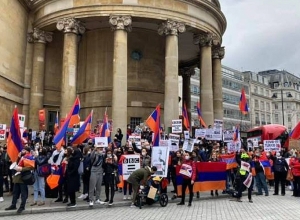 «Ամոթ BBC-ին». Բրիտանահայերը բողոքի ակցիա են անցկացրել BBC-ի դիմաց