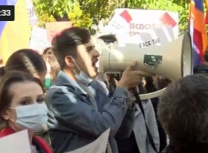 «Ոչ մի քաղաքակիրթ երկիր իրավունք չունի լռելու». բողոքի ակցիա՝ դեսպանատան դիմաց