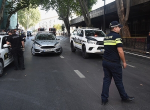 Вооруженный мужчина захватил заложников в отделении банка в Грузии