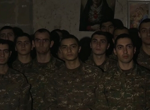 Армянских солдат благословляют крестом Ашота Ерката