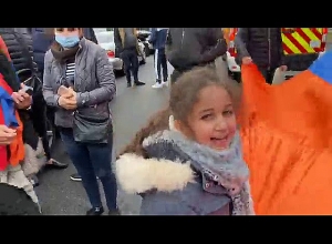 Армянские демонстранты во Франции аплодисментами благодарят полицейских