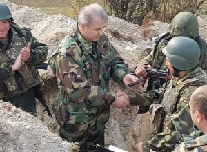 На боевой позиции вручил Норайру Мирзояну погоны генерал-майора