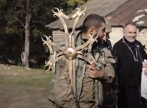 Հրետակոծության տակ զինվորականն ու հոգևորականը Արցախում տեղադրում են եկեղեցու խաչը