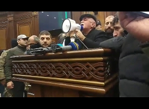Կրկին ներխուժեցին Ազգային Ժողով
