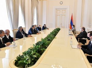 Армен Саркисян встретился с героем Арцаха, генерал-майором Аркадием Тер-Тадевосяном