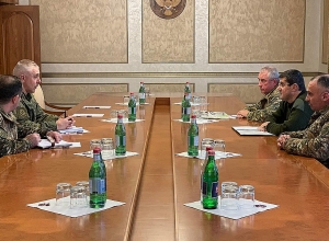 Араик Арутюнян принял командующего российским миротворческим контингентом в Арцахе