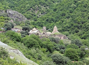 Լաց լինելով Քաշաթաղում քանդում եւ այրում են տները