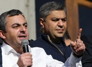 Իշխան Սաղաթելյանին ու Արթուր Վանեցյանին մեղադրանք առաջադրվեց․  Առավոտ