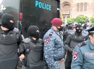 Полицейские проводят задержание требующих отставки Пашиняна