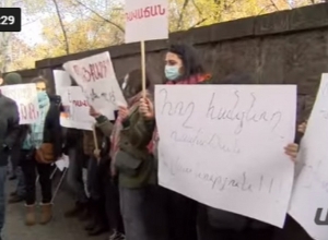 Բողոքի ակցիա ԱԺ-ի դիմաց. պահանջում են ռազմական դրության չեղարկում. ՈՒՂԻՂ
