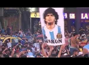 Երկրպագուները հարգանքի տուրք են մատուցել Մարադոնայի հիշատակին