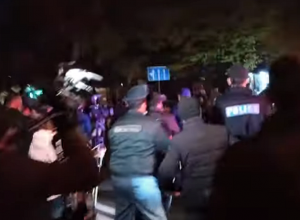 Զինծառայողների հարազատները փորձեցին փակել վարչապետի ավտոշարասյան ճանապարհը